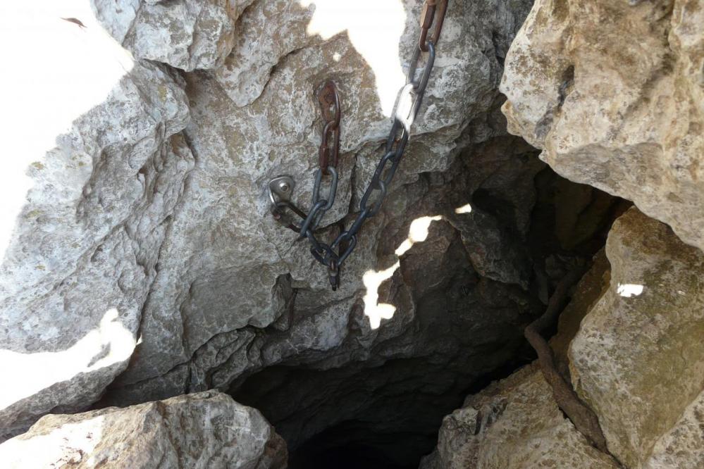 la lucarne de l' aven et sa chaîne (rappel) pic st loup