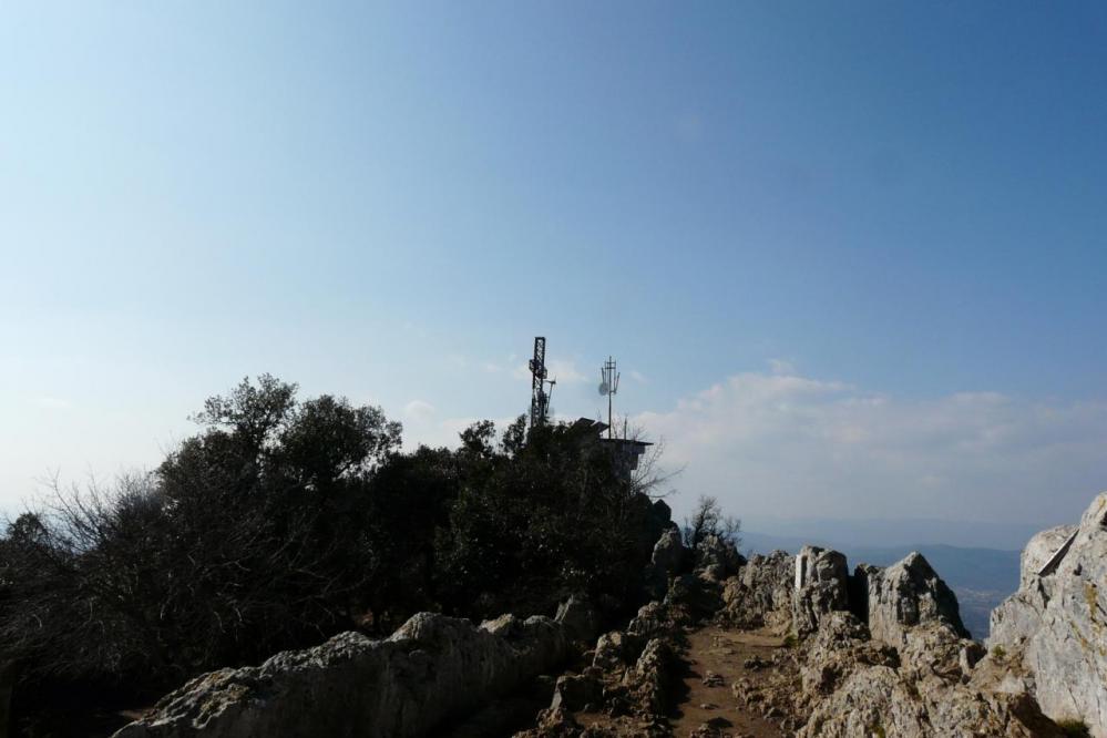 la croix du pic St Loup vue depuis l' arête ouest