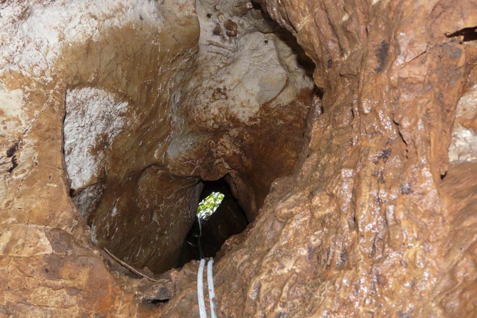 L' entrée de la grotte arva vue d' en bas