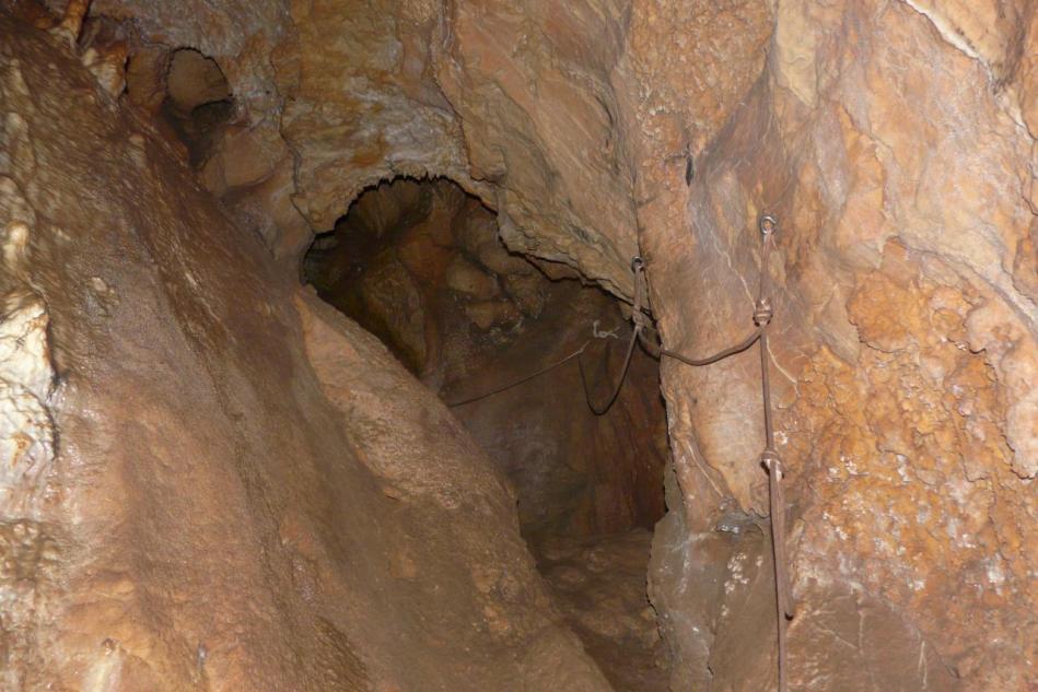 les aménagements pour la progression de la traversée grotte arva/grotte claire