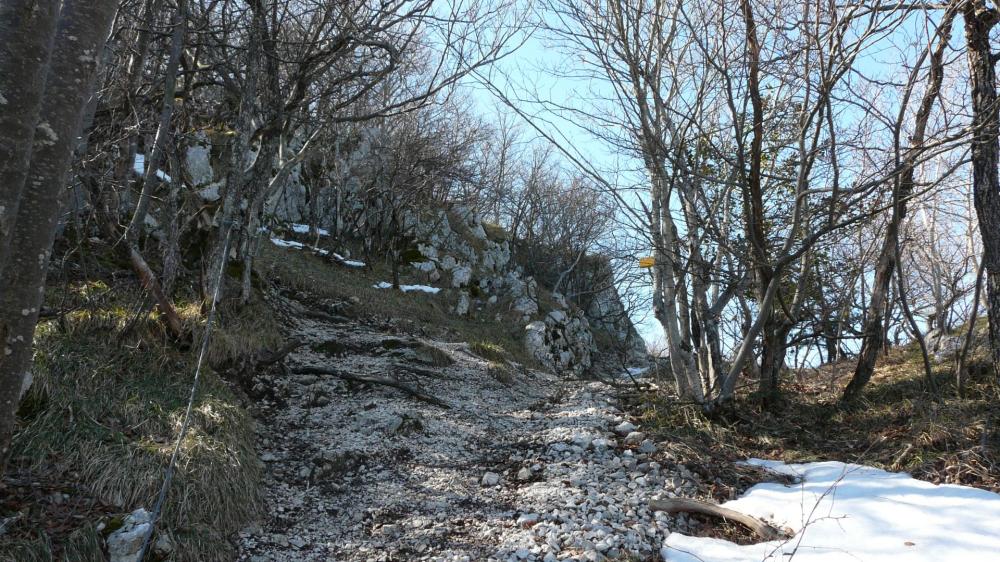 Descente câblée vers la face est et sud du rocher du Cornillon