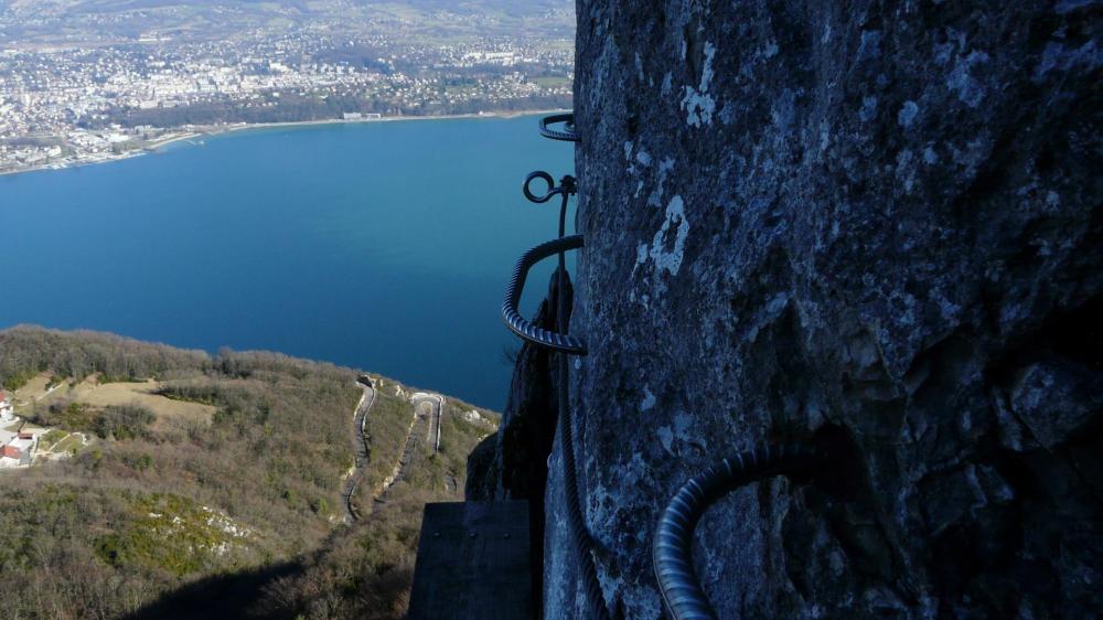 En bas les lacets du col du Chat