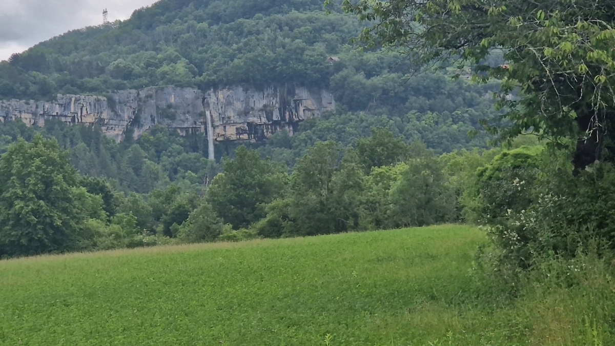 Randonnée autour de Artemare  Ain  Lapiaz, cascades, sources et canyons